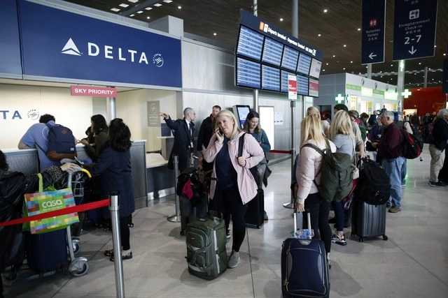 Ante la pandemia por el coronavirus, Delta Air Lines realizará el mayor recorte de servicios en su historia. Foto Ap