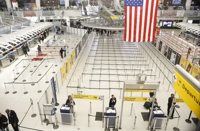 Luce semivacía la Terminal 1 del Aeropuerto Internacional JFK en Nueva York, Estados Unidos. Foto Ap