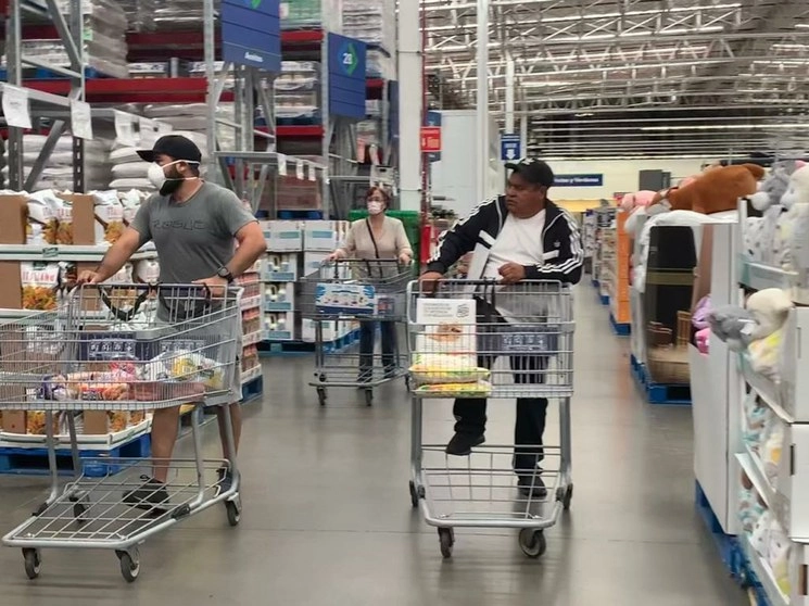 Aspecto de compras de despensa en un supermercado de la CDMX. Foto María Luisa Severiano
