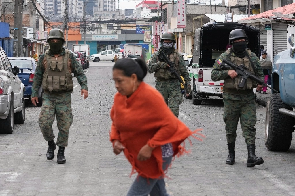 Soldados patrullan el perímetro de la prisión de Inca durante el estado de emergencia en Quito, Ecuador, el 9 de enero de 2024. Foto Ap
