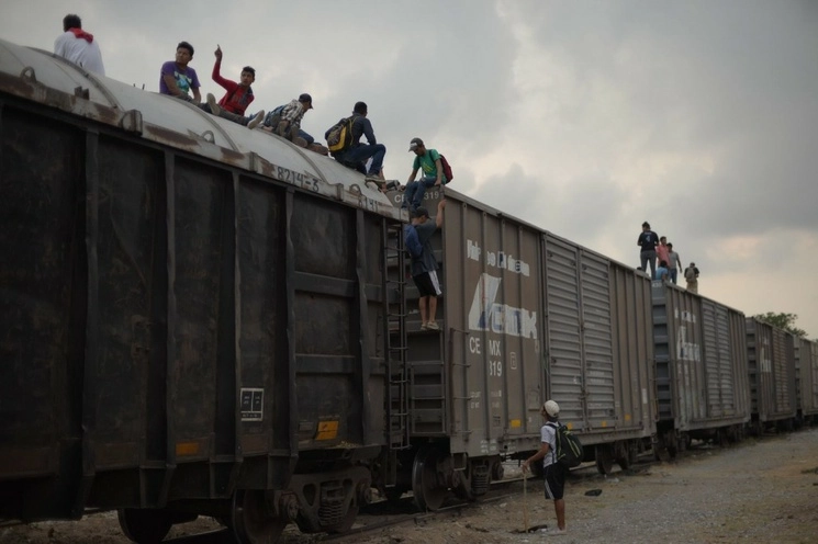Migrantes sobre un tren en Arriaga, Chiapas. Foto Cuartoscuro