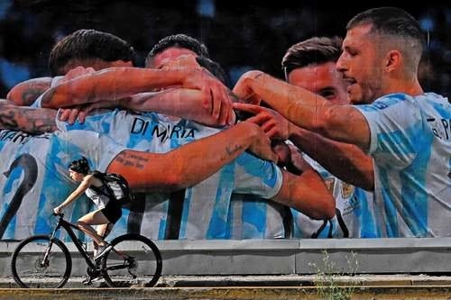 Anuncio en Buenos Aires que muestra a seleccionados de Argentina. Foto Afp
