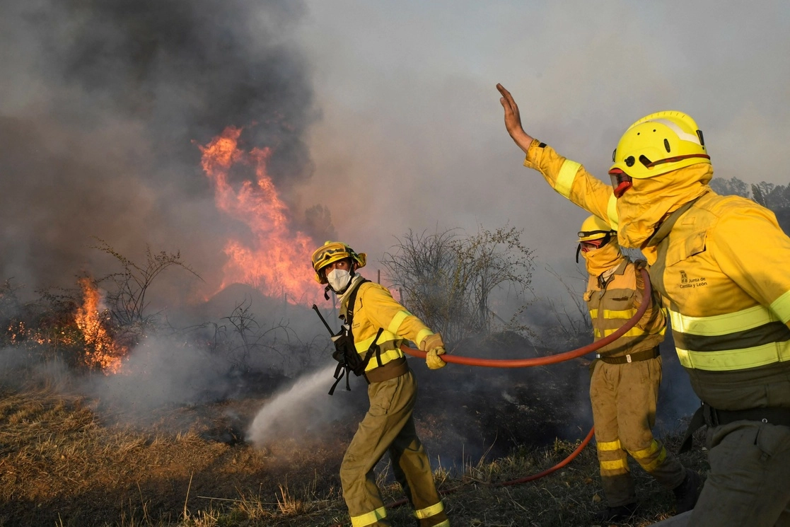 En la localidad de Tabara, cerca de la provincia española de Zamora, bomberos combaten un incendio forestal en medio de la ola de calor. Foto Afp