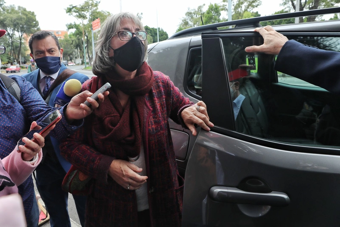 La investigadora del Conacyt, Gabriela Dutrént Bielous, al llegar a las instalaciones de la Fiscalía Especializada en Materia de Delincuencia Organizada en la Ciudad de México, el 6 de octubre de 2021. Foto Marco Peláez