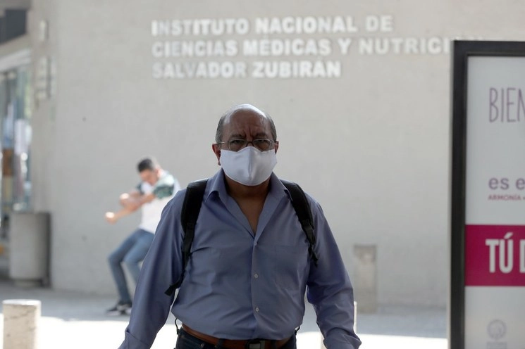Un hombre camina a las afueras del Instituto Nacional de Nutrición. Foto José Antonio López