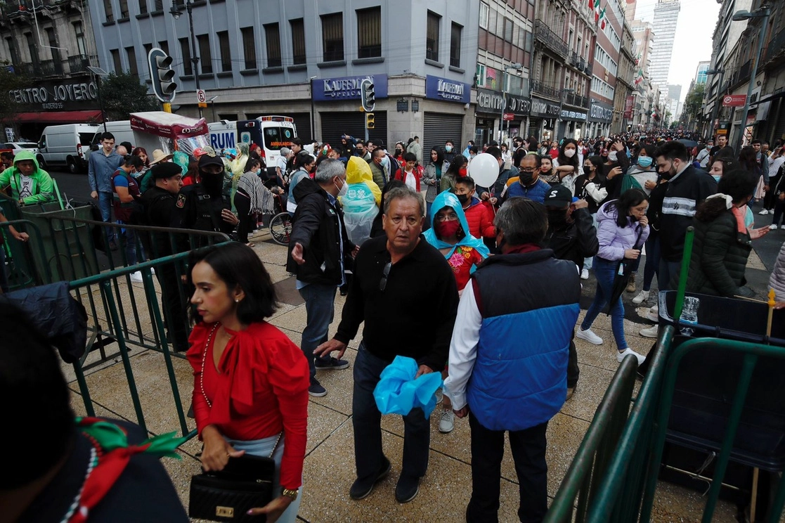 Personas caminan por calles del Centro Histórico de la CDMX este 15 de septiembre de 2022. Foto Cristina Rodríguez