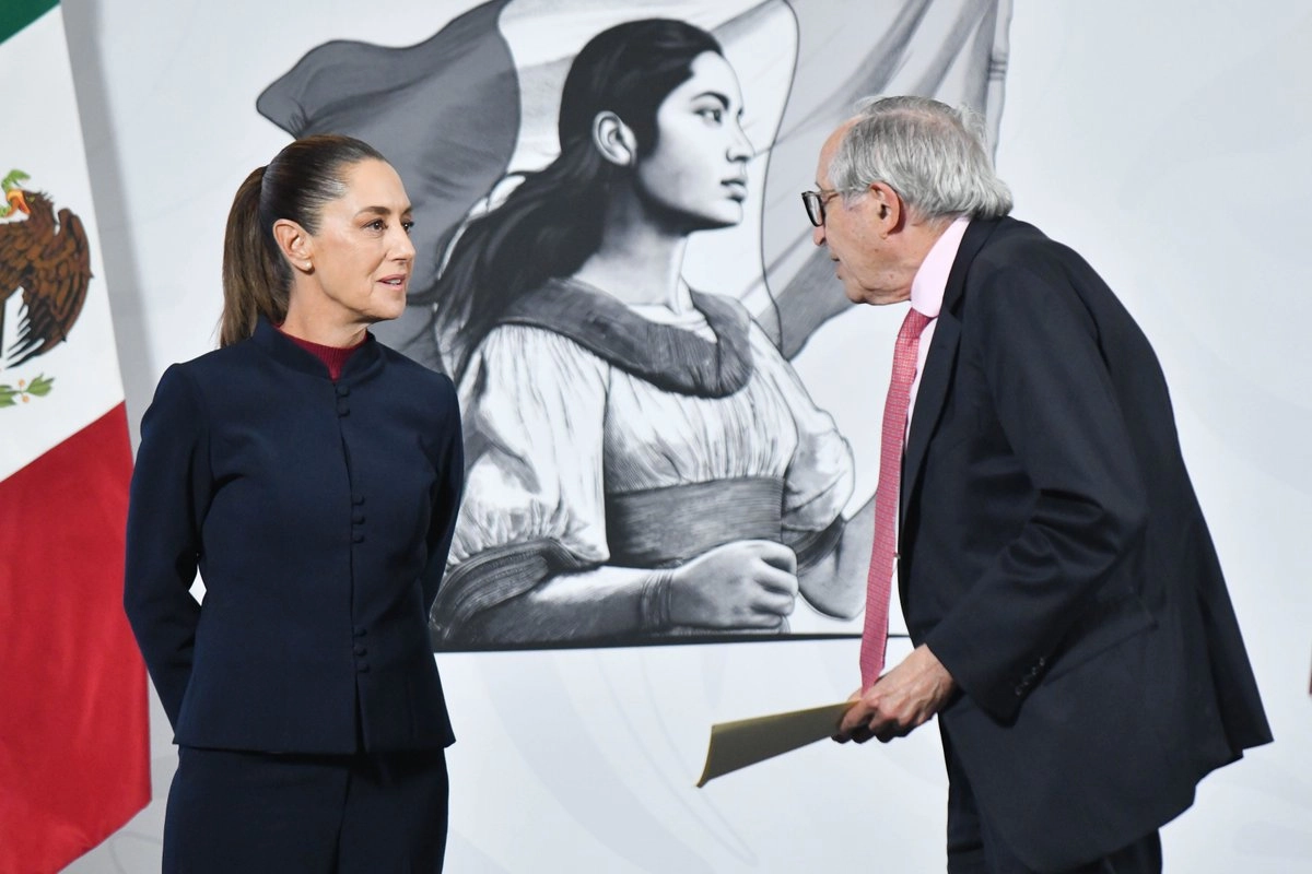 Claudia Sheinbaum, presidenta de México, y David Kershenobich Stalnikowitz, secretario de Salud, durante la conferencia matutina realizada en Palacio Nacional en la que se informó la actualización de atención de incidencias en Hidalgo, Puebla, Querétaro, San Luis Potosí y Veracruz, estados afectados por las lluvias.