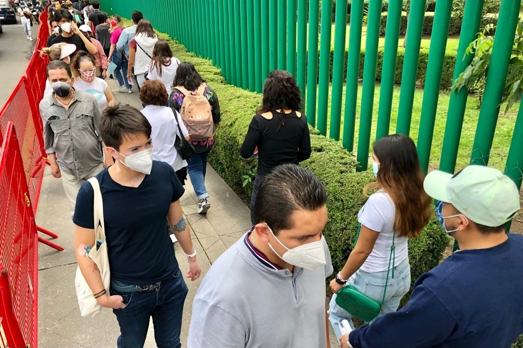 Jóvenes asisten al módulo de vacunación en el CMN Siglo XXI para ser inoculados. Foto Roberto García