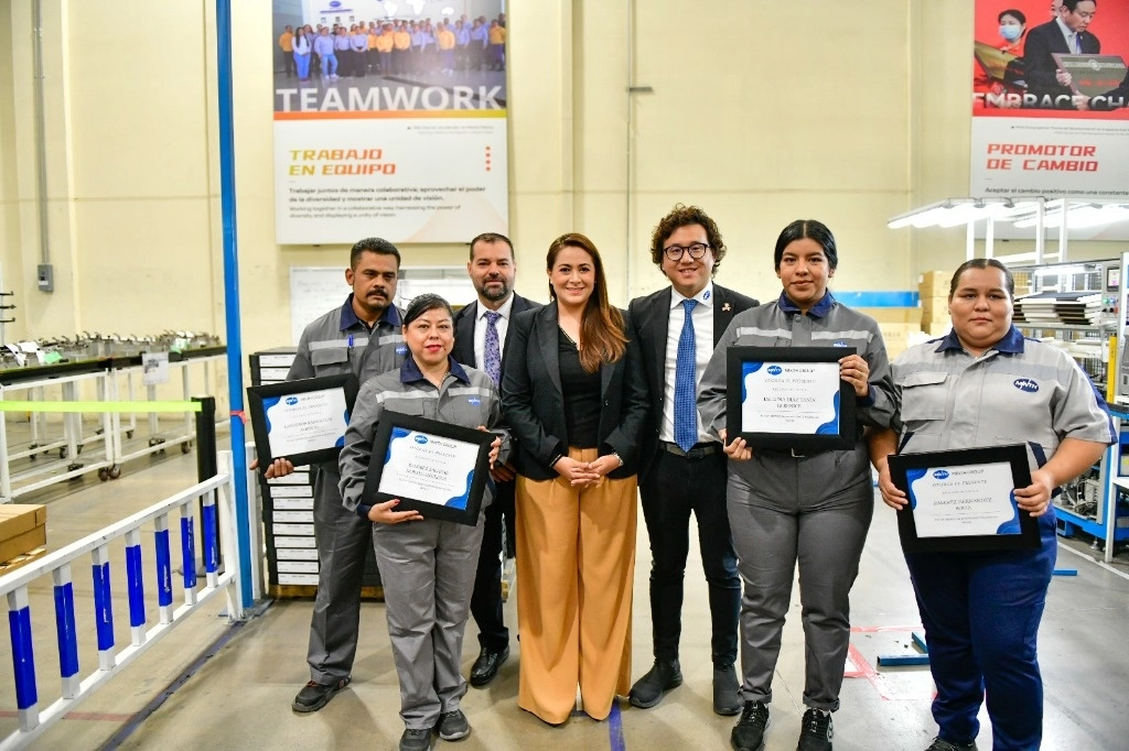 La gobernadora con trabajadores de la planta Minth. Foto La Jornada
