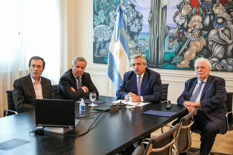 Alberto Fernández (tercero de izquierda a derecha), presidente de Argentina, durante una reunión con sus algunos de sus pares de la región. Foto Afp 