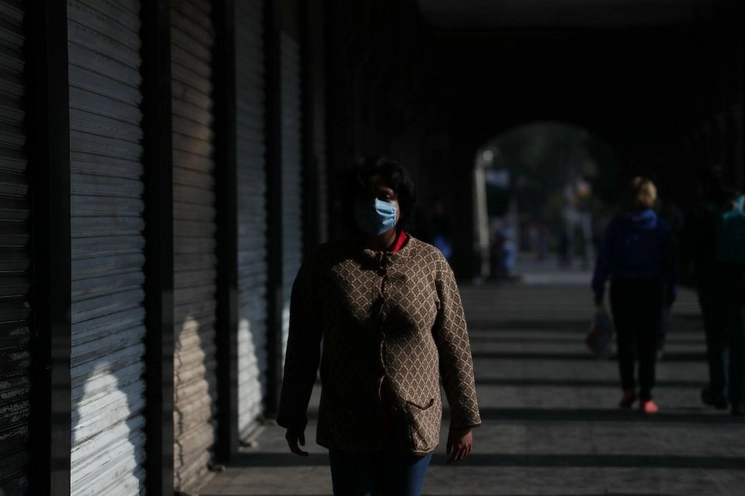 Una mujer camina por calles del Centro Histórico este 01 de abril de 2020. Foto Yazmín Ortega
