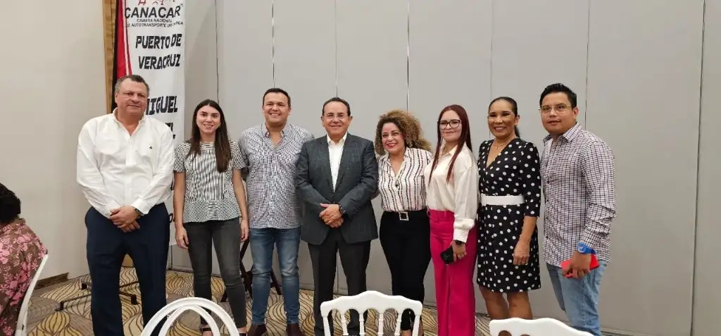 En la ciudad de Veracruz, Martínez Millán explicó su plan de trabajo, que incluye la renovación de flota, capacitación de conductores, seguridad. Foto cortesía
