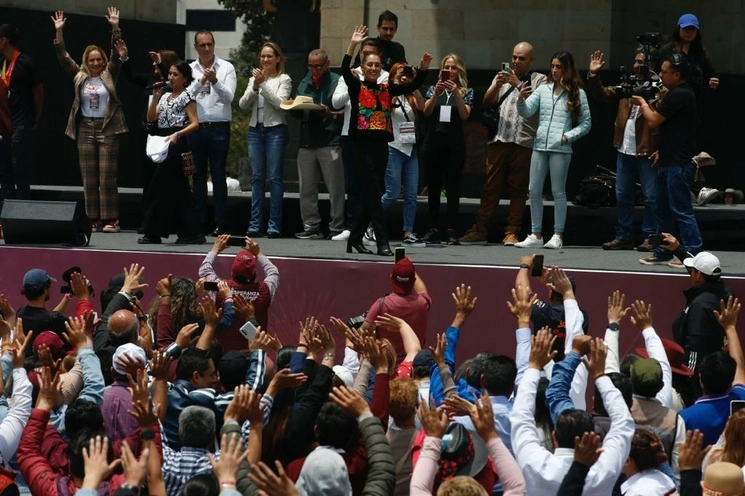 Cientos de personas acuden a la asamblea informativa encabezada por la aspirante a coordinar los comités de defensa de la cuarta transformación, Claudia Sheinbaum, frente al Monumento a la Revolución, en la Ciudad de México, el 26 de agosto de 2023. Foto José Antonio López