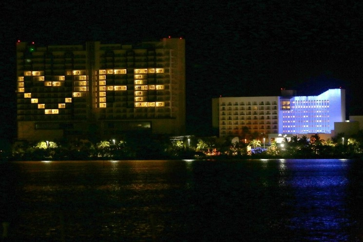 Los hoteles situados en la avenida Kukulcán, la única que atraviesa la zona hotelera de Cancún, mandan mensajes de aliento cada noche. Foto La Jornada