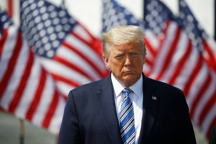 Donald Trump, presidente de EU analiza una cuarentena a tres estados de su país, con el objetivo de disminuir los contagios de Covid-19. Foto Ap