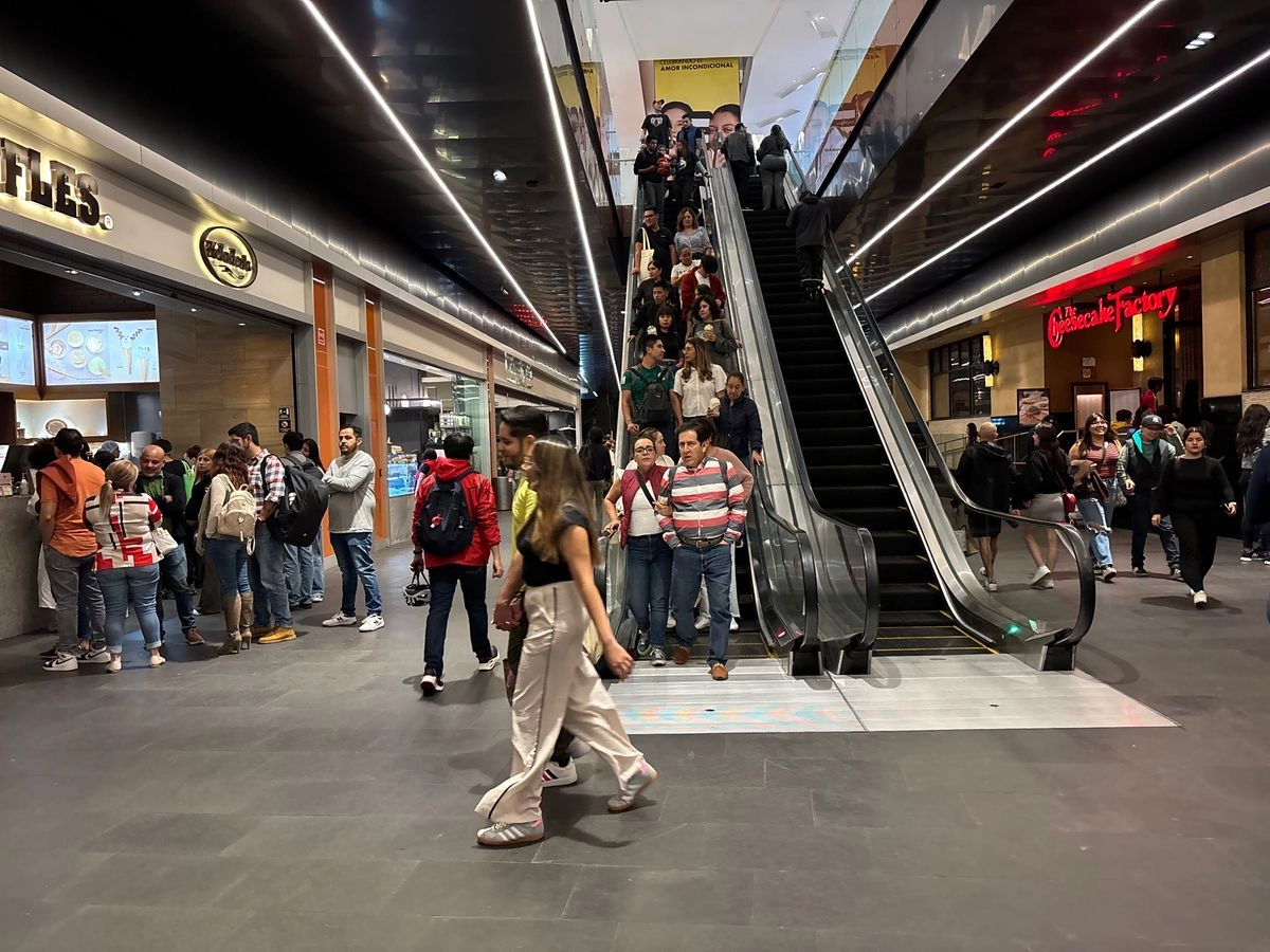 Consumidores en un centro comercial de la CDMX. Foto