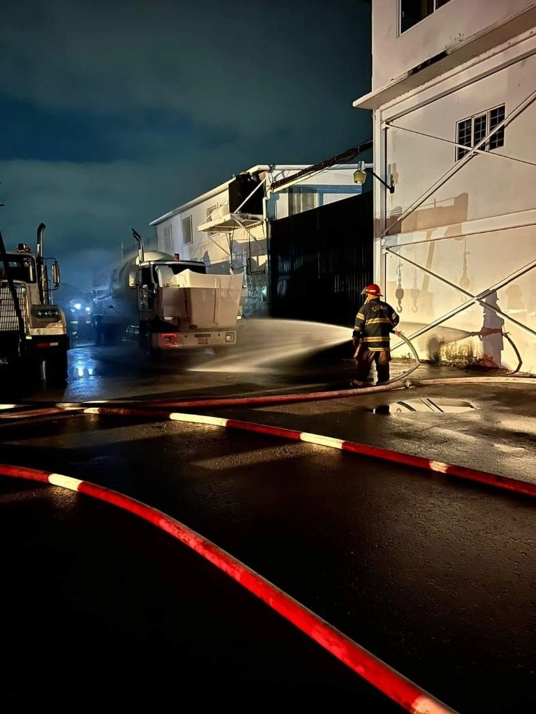 Ante el temor de una posible explosión o intoxicación a causa del fuerte olor a gas LP proveniente de una pipa, los integrantes de cinco familias evacuaron sus viviendas. Foto ‘La Jornada’