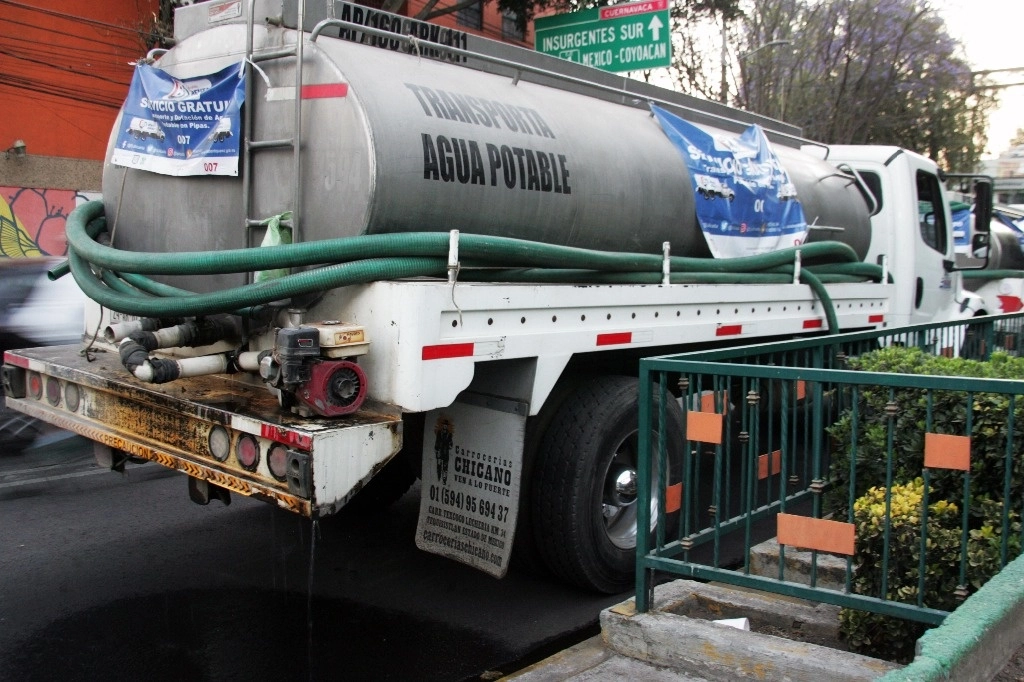 Pipa de agua surte a vecinos de la alcaldía Benito Juárez de la Ciudad de México, el 10 de Marzo de 2023. Foto Roberto García Rivas