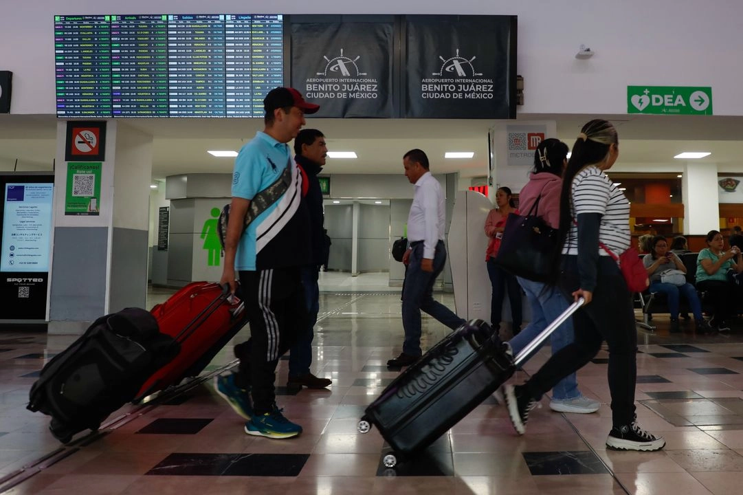 Usuarios de la Terminal 1 del AICM en imagen de archivo. Foto 