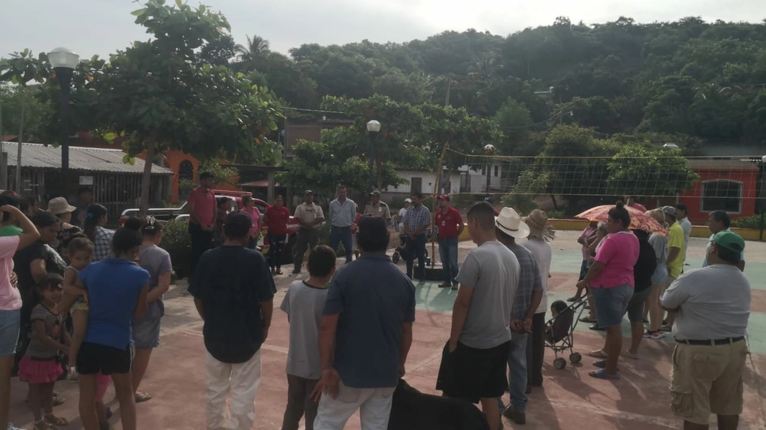 Protección Civil de Jalisco recorre la costa para explicar las recomendaciones ante la cercanía de la tormenta tropical ‘Roslyn’, el 21 de octubre de 2022. Foto tomada del Twitter de @PCJalisco
