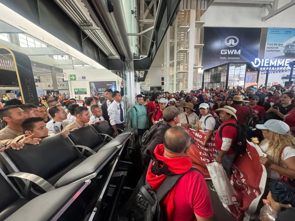 Maestros de la CNTE ingresan a las instalaciones del Aeropuerto Internacional de la Ciudad de México, exigiendo una mesa de diálogo con la presidenta Claudia Sheinbaum, el 23 de mayo de 2025. Foto 
