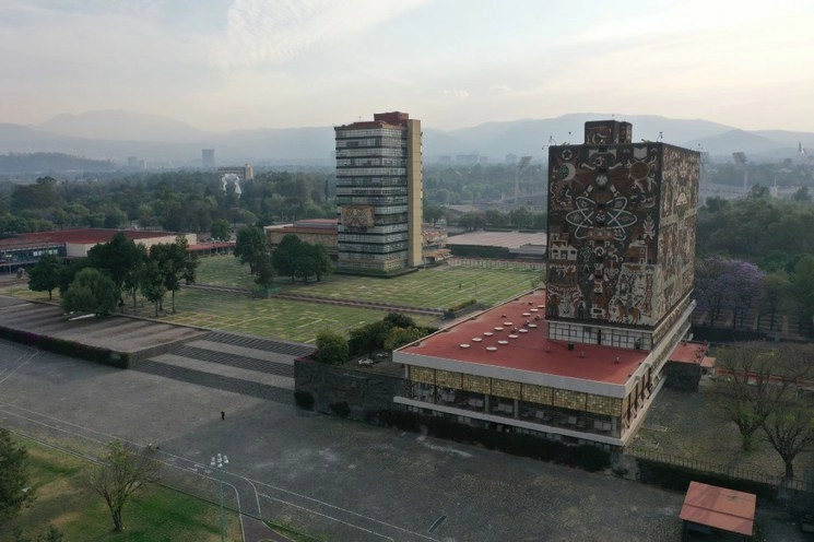 Perspectiva de la Torre de Rectoría (c,izq) y de la Biblioteca Central de la UNAM (der) en imagen de archivo. Foto Cuartoscuro 