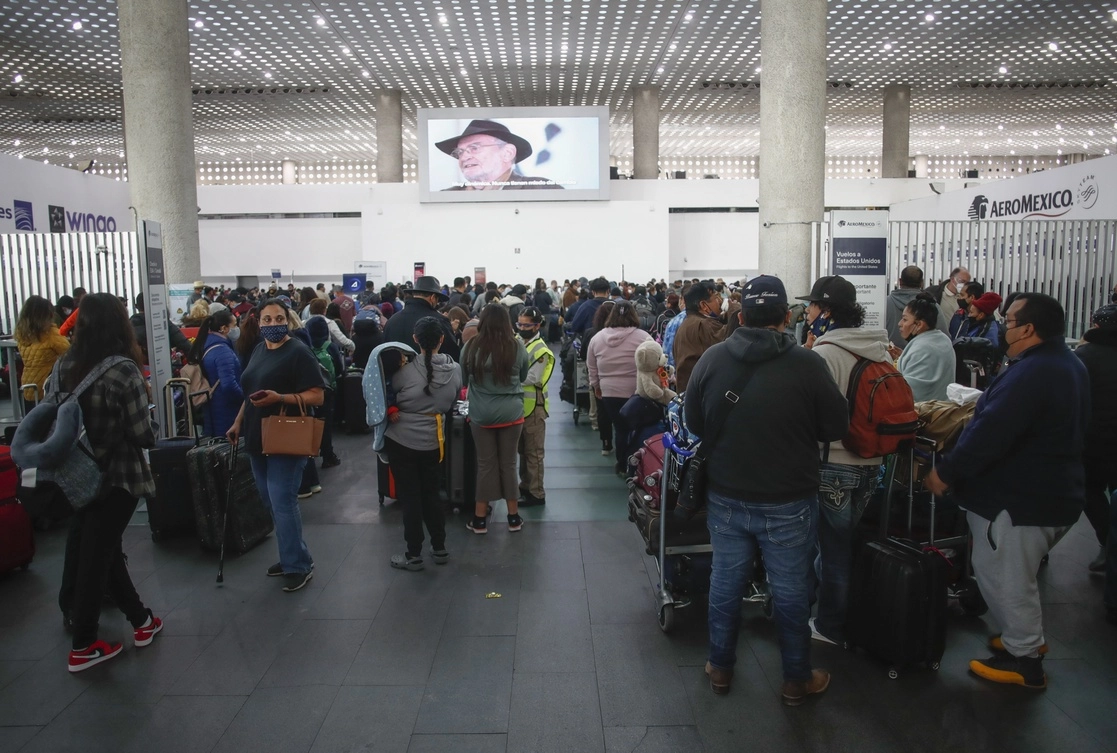 Cientos de pasajeros se encuentran varados en la Terminal 2 del Aeropuerto Internacional de la Ciudad de México por la variante ómicron, el 8 de enero de 2022. Foto Víctor Camacho