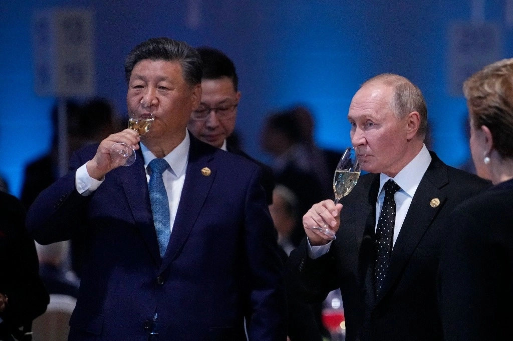 El presidente de China, Xi Jinping, y su homólogo ruso, Vladimir Putin, durante una recepción efectuada ayer con motivo de la decimosexta cumbre del BRICS+. Foto Ap 