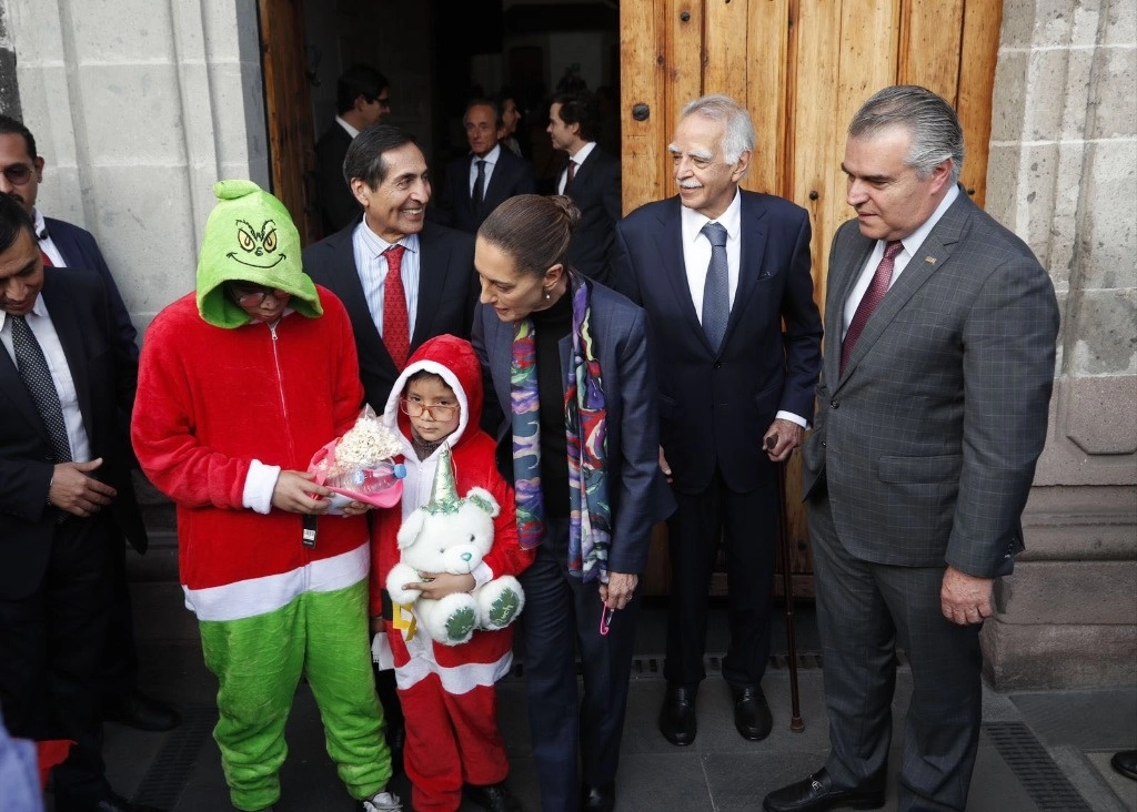 Al terminar una reunión con el CMN, la presidenta Claudia Sheinbaum atendió a una familia que requiere apoyo por problemas de salud. Foto Cristina Rodríguez