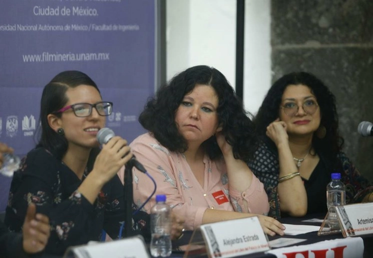 Alejandra Estrada, Artemisa Téllez y Adriana Tafoya durante la mesa redonda de la 41 Feria Internacional del Libro del Palacio de Minería. Foto Guillermo Sologuren