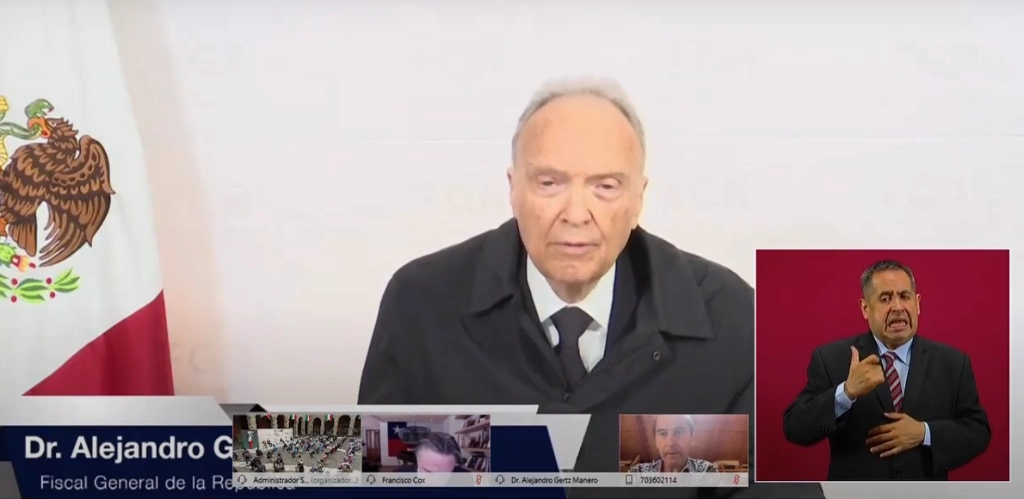 Al participar por videoconferencia en el acto que se realizó en Palacio Nacional sobre la desaparición de los 43 normalistas, Alejandro Gertz Manero señaló que “la presencia de los estudiantes fue un coincidente letal en un momento de choque entre los grupos delincuenciales”. Captura de pantalla de la transmisión del informe