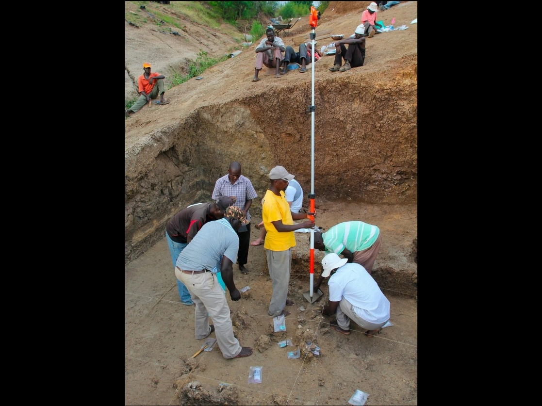 Los expertos trabajaron en el yacimiento denominado Nyayanga a orillas del lago Victoria, en Kenia, donde encontraron herramientas y huesos a los que se les calcula un edad de 2.9 millones de años. Foto T.W. Plummer / Homa Peninsula Paleoanthropology Project vía Ap
