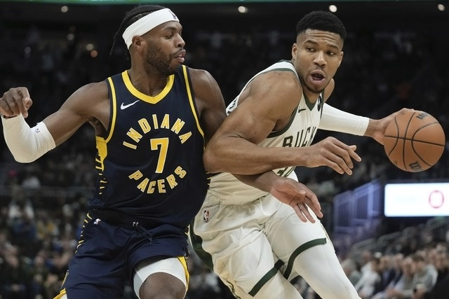 Antetokounmpo, dos veces MVP de la liga norteamericana, no necesitó anotar un solo triple para llegar a los 64 puntos. Foto Ap