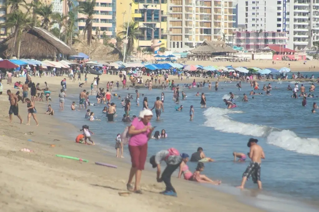 Bañistas en una playa de Acapulco, Guerrero en imagen de archivo. Foto Héctor Briseño