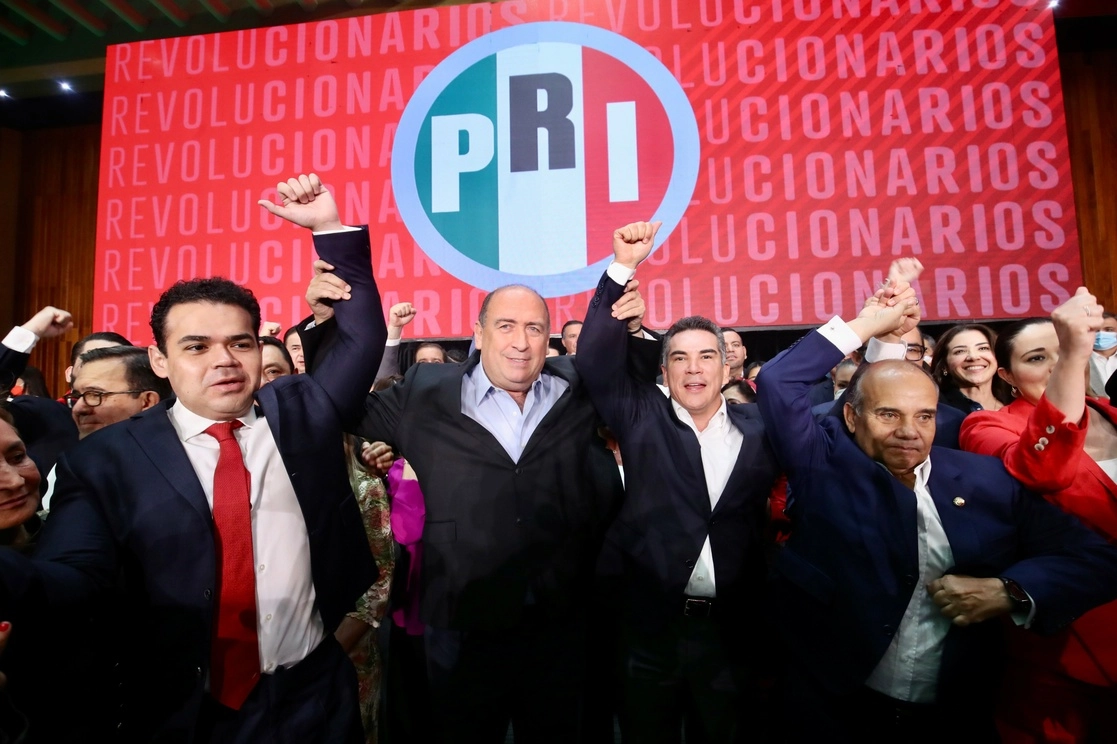 En su sede nacional, el presidente del PRI, Alejandro Moreno, y representantes de las bancadas dieron ayer su postura sobre la reforma eléctrica. Foto Luis Castillo