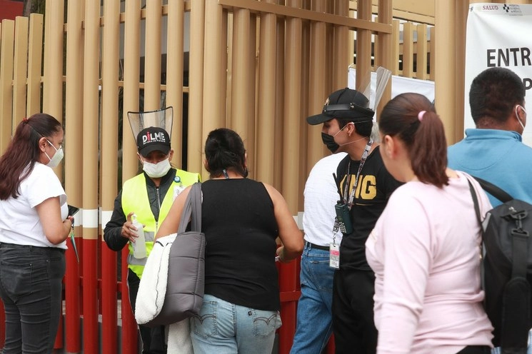 En la entrada del Hospital General de México. Foto María Luisa Severiano