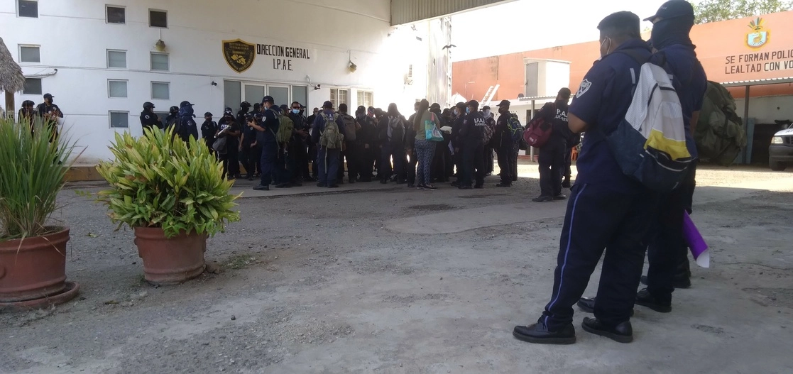 Los policías auxiliares reclaman que las autoridades estatales no han cumplido con los acuerdos laborales, el 20 de mayo de 2022. Foto Héctor Briseño