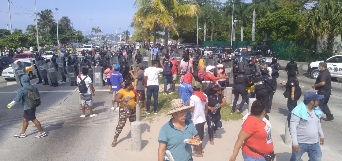 Policías estatales antimotines replegaron a comerciantes y transportistas que bloquearon ambos sentidos de la avenida Costera Miguel Alemán de Acapulco, Guerrero, el 29 de junio de 2022. Foto Héctor Briseño