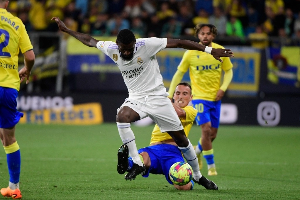 Antonio Rüdiger del Real Madrid sufrió insultos racistas luego del duelo ante Cádiz de la fecha 29 de La Liga. Foto Afp