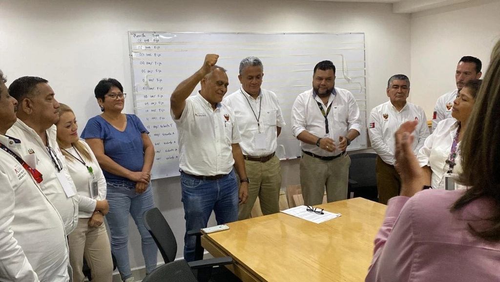 José Antonio Toledo González, al recibir constancia de su triunfo en el ejercicio electoral de la sección 47 del STPRM. Foto tomada de Facebook @STPRM47