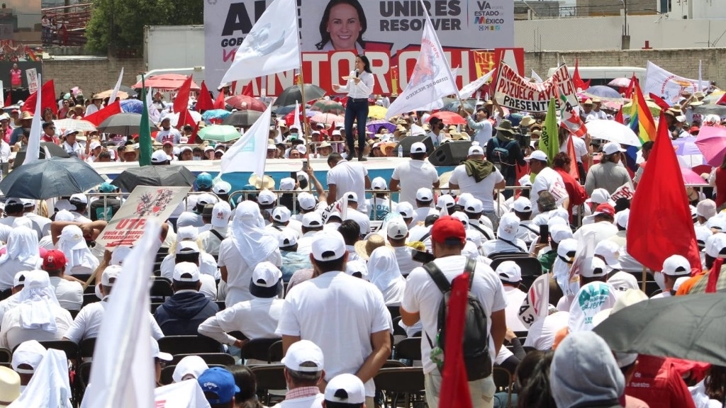 El militante de Antorcha Campesina sufrió quemaduras cuando le estallaron cuatro cohetones que manipulaba durante un mitin de Alejandra del Moral en Ixtapaluca. Foto tomada de la cuenta de Twitter @AlejandraDMV