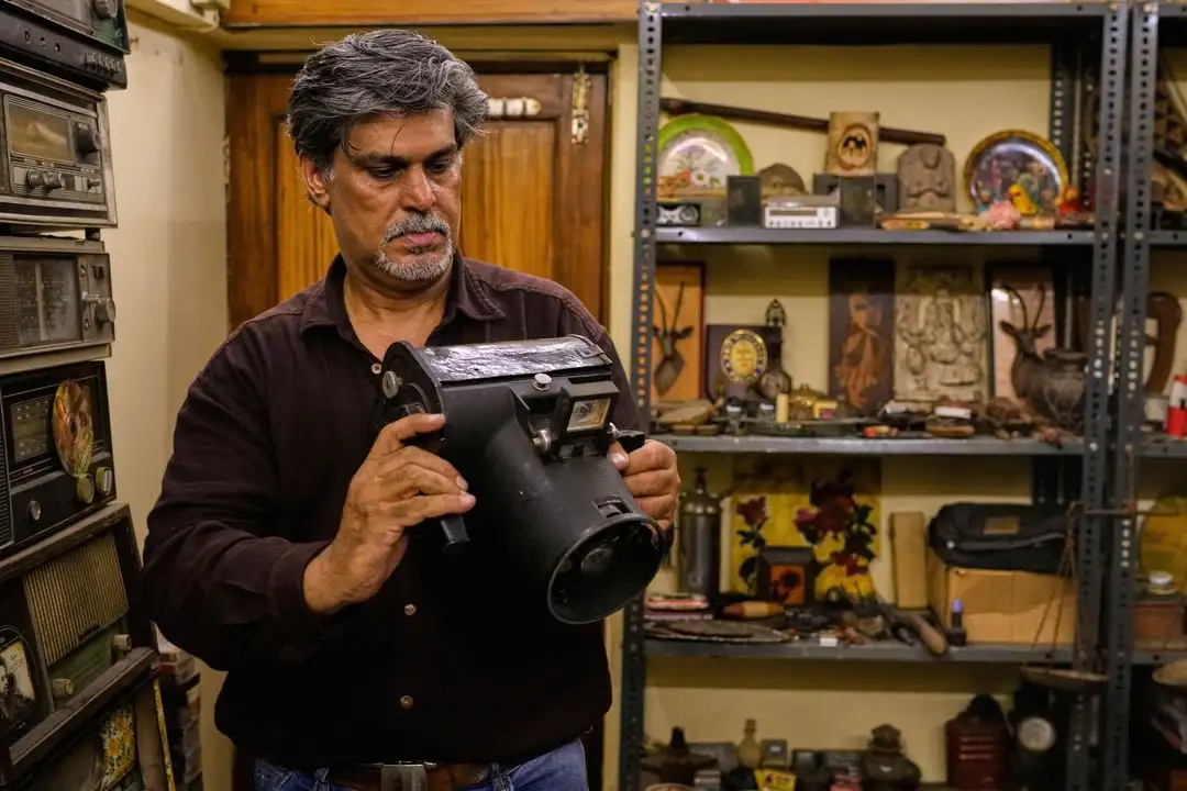 Aditya Vij, antropólogo indio y ávido coleccionista de artefactos, muestra la cámara portátil Graflex para aeronaves utilizada por el Cuerpo Aéreo del Ejército de EU durante la Segunda Guerra Mundial, en su casa de Nueva Delhi, India.