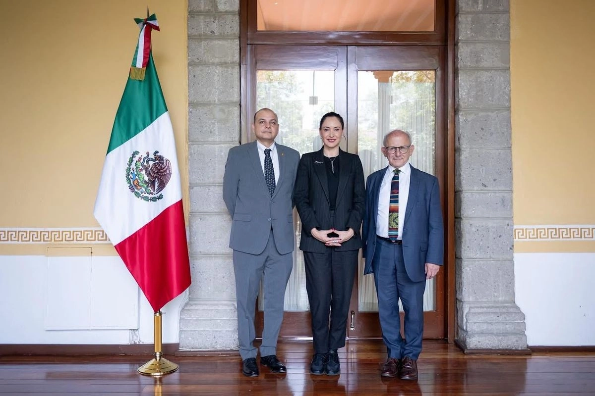 Joel Omar Vázquez Herrera, recién nombrado director general del INAH; Claudia Curiel de Icaza, secretaria de Cultura federal, y Diego Prieto Hernández. Foto 