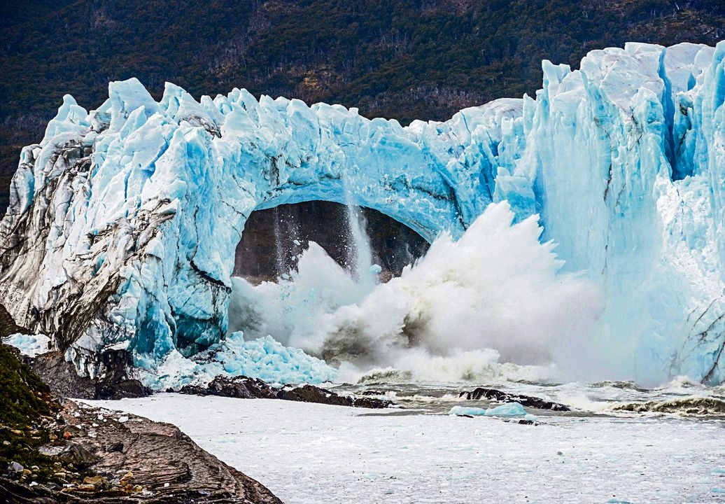 Trozos de hielo se desprenden del glaciar Perito Moreno, en el lago Argentina, en el Parque Nacional Los Glaciares, cerca de El Calafate, en la Patagonia argentina, 2016. 