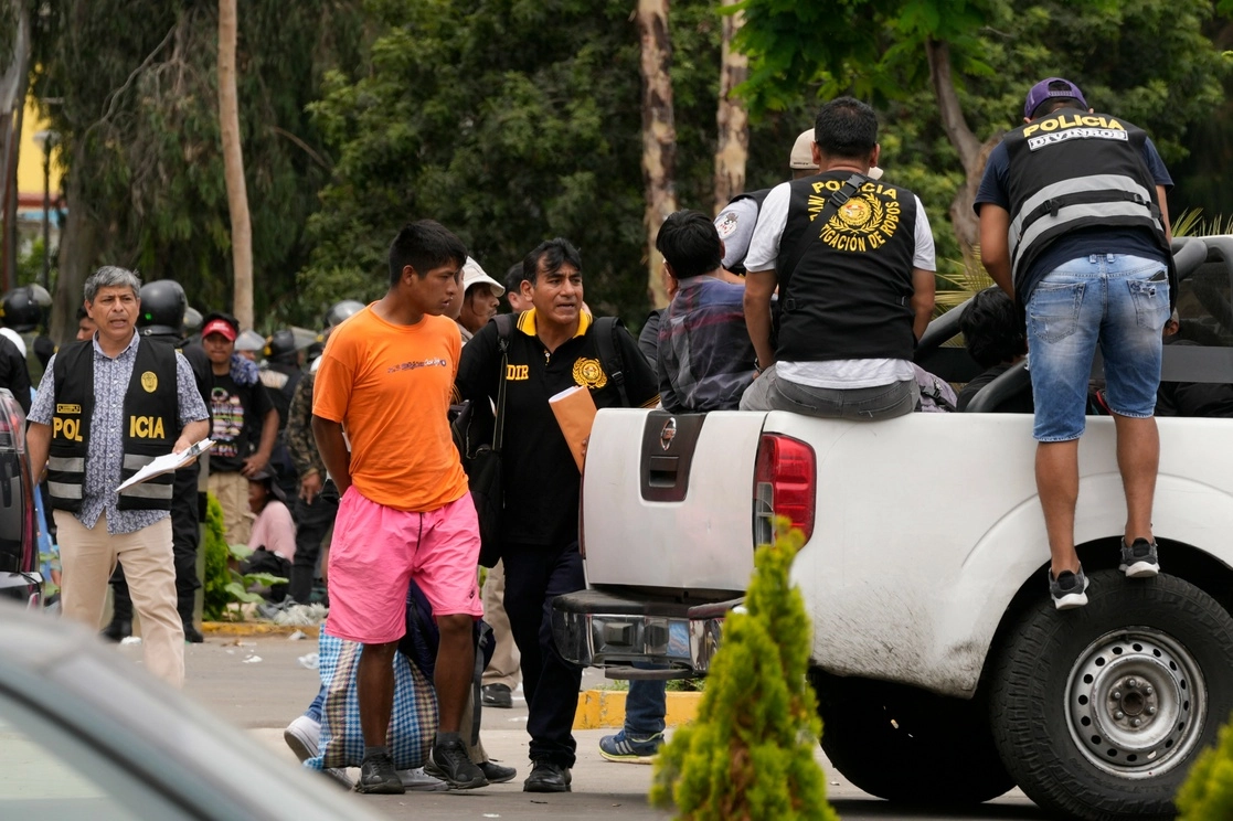 La policía detuvo a manifestantes antigubernamentales en la Universidad de San Marcos en Lima, Perú, el sábado 21 de enero de 2023. Foto Ap