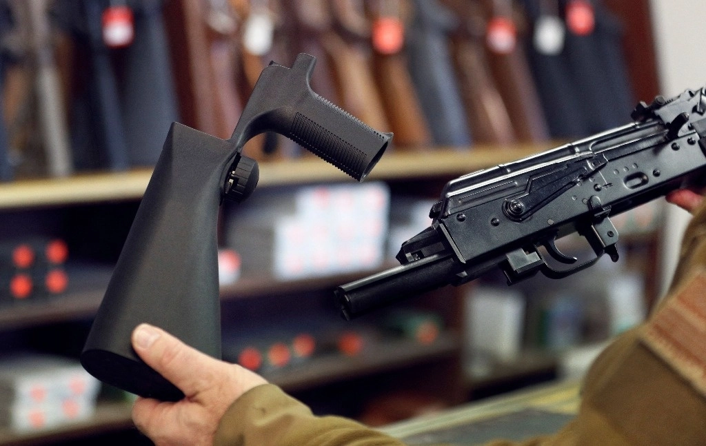 Los 'bump stocks' permiten que un rifle semiautomático dispare hasta nueve balas en un segundo. Foto Afp