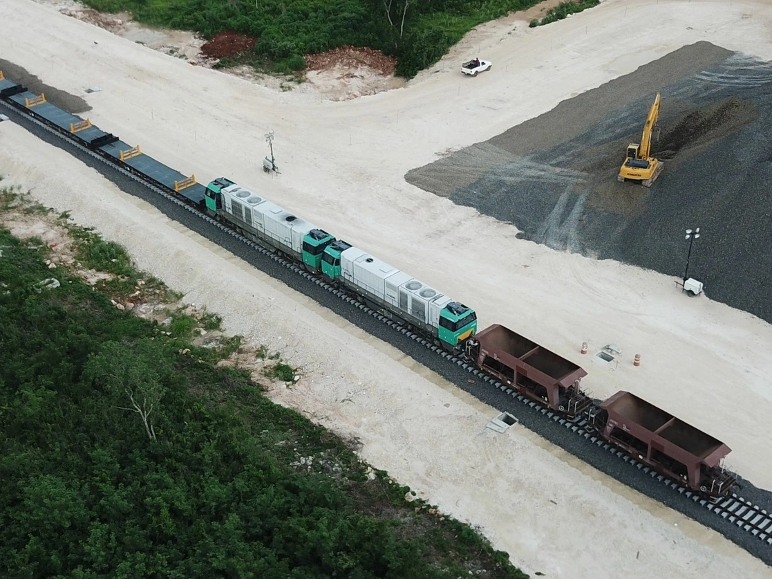 Avances en el Tramo 2 del Tren Maya con la colocación de rieles, durmientes y trazos. En Tenabo, Campeche, ya se pueden ver vagones de carga, e incluso, lo que podría ser la cabina de la locomotora. La imagen, del pasado 1 de agosto. Foto Cuartoscuro