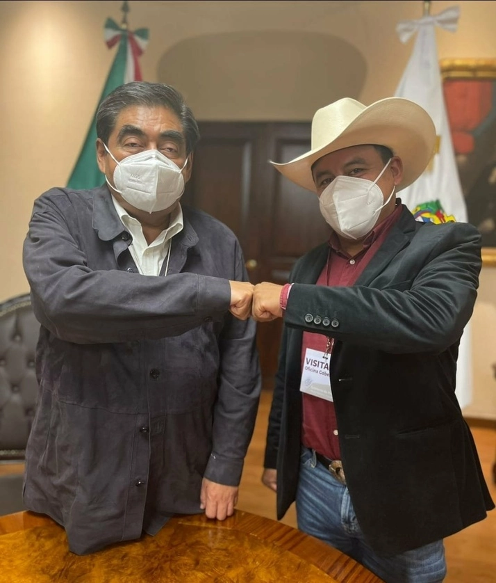 Ebodio Santos Alejo junto al gobernador de Puebla. Foto @MBarbosaMX