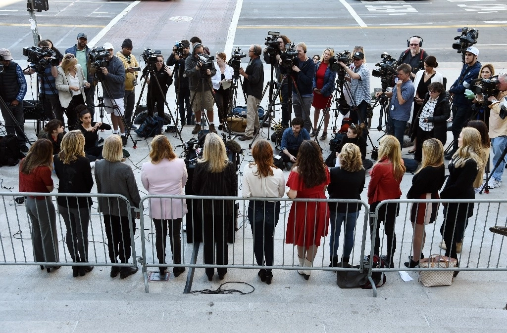 “Este fallo no disminuye la validez de nuestras experiencias o nuestra verdad", dijeron las denunciantes del productor de Hollywood, Harvey Weinstein. La imagen, durante una conferencia en Los Angeles, el 25 de febrero de 2020. Foto Ap 