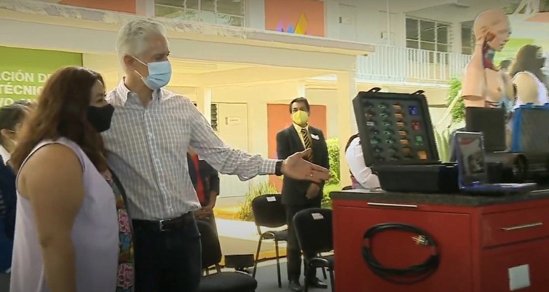 Alfredo del Mazo durante el evento de entrega de materiales didácticos para escuelas secundarias de la entidad mexiquense, el 4 de mayo de 2022. Foto ‘La Jornada’